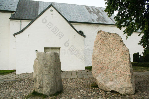 指已提到的人教堂关于果冻和它的古代北欧文字的石头