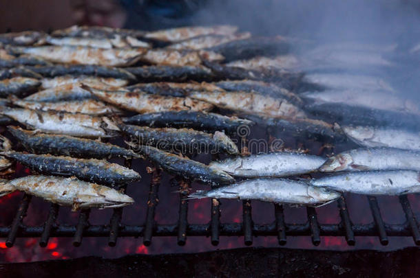 沙丁鱼向烧烤向大街barbecue吃烤烧肉的野餐.热的尖酸刻薄葡萄牙食物