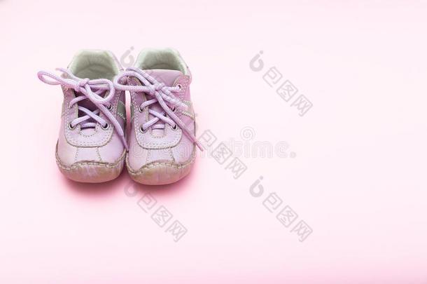 婴儿婴儿袜粉红色的向粉红色的背景