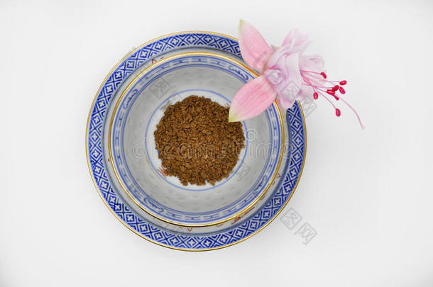 粉红色的花倒挂金钟属植物和黑的瞬间咖啡豆采用一sm一ll杯子和