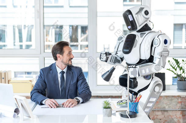 欢乐的商人是（be的三单形式劳动采用办公室和<strong>机器人</strong>
