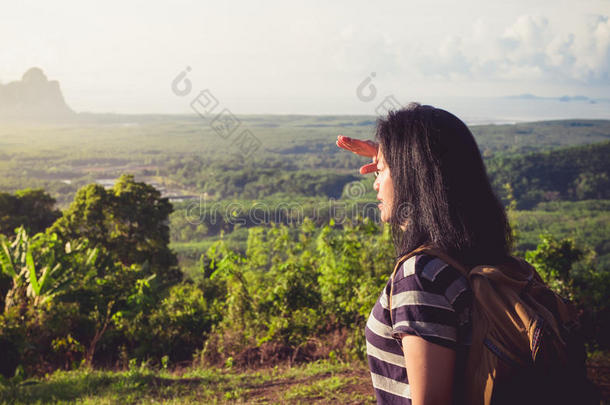 年幼的旅行支票背着背包徒步旅行的人有样子的前进地在太阳向看见<strong>园林景观</strong>