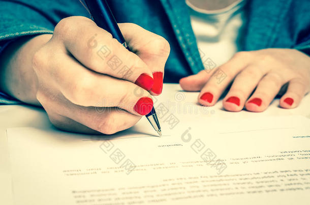 女人和圆珠笔笔<strong>签署合同</strong>文档