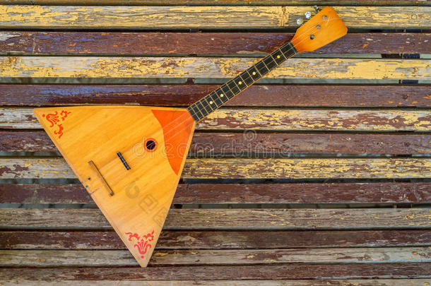 音乐的仪器俄罗斯三角琴向木制的背景