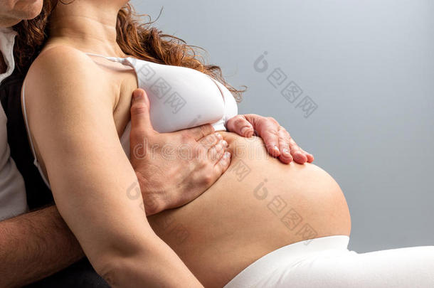 详述关于手按摩怀孕的肚子.