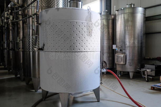 冰冷的白色的葡萄酒发酵桶油箱
