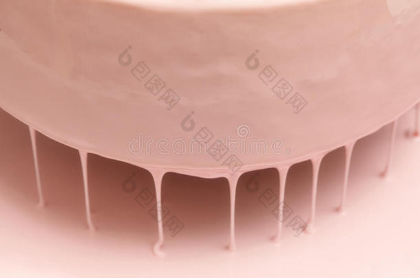 过程关于传布粉红色的装玻璃向奶油冻蛋糕