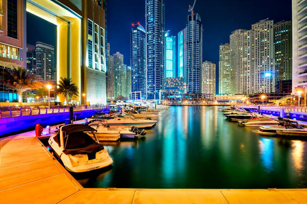 迪拜,UnitedArabEmirates阿拉伯联合酋长国-前进22,2014:夜迪拜小艇船坞地平线,迪拜,