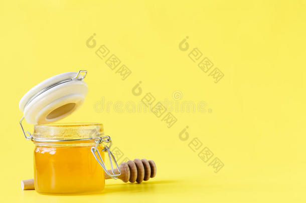 罐子关于蜂蜜,柠檬和木制的<strong>毛毛雨</strong>