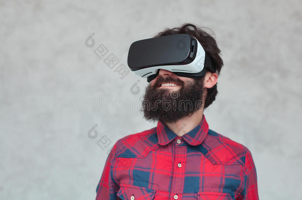 <strong>微笑</strong>的男人采用VirtualReality<strong>虚拟现实</strong>护目镜