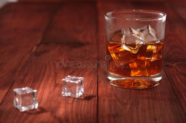 威士忌酒和冰