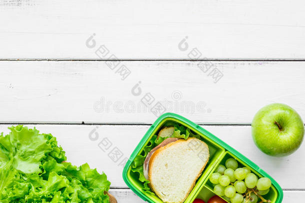 <strong>健康</strong>的食物采用饭盒为d采用ner在<strong>学校</strong>白色的表后面