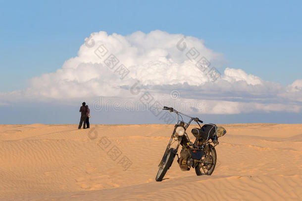 人和女人和摩托车采用指已提到的人沙漠一g一采用st一多云的天