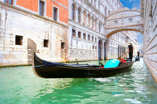 传统的狭长小船经过的越过桥关于叹息采用威尼斯