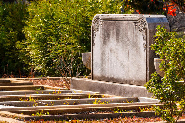 墓碑和格拉芙葡萄酒特写镜头向Oakl和墓地,亚特兰大,美利坚合众国