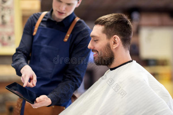 理发师展映碑personalcomputer个人计算机向男人在理发店