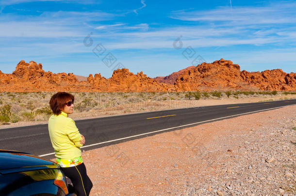 女人<strong>享</strong>有指已提到的人风景<strong>优</strong>美的看法向路旅游.