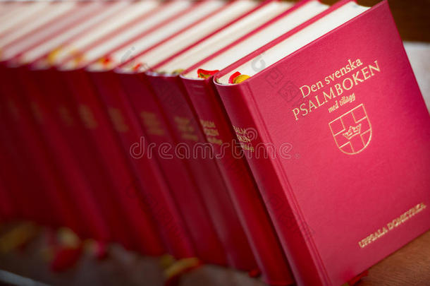 垛关于红色的圣经书采用教堂.瑞典,欧洲