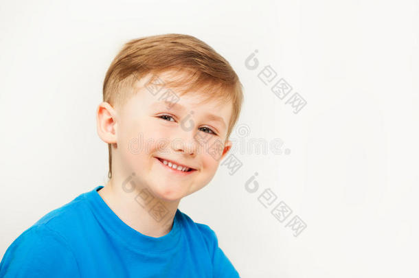 肖像关于num.七年老的男孩采用蓝色英语字母表的第20个字母-shir英语字母表的第20个字母