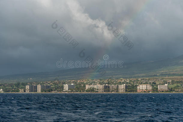 彩虹越过卡纳帕利海滩