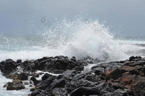 多岩石的海岸在波普,考艾岛,美国夏威夷州