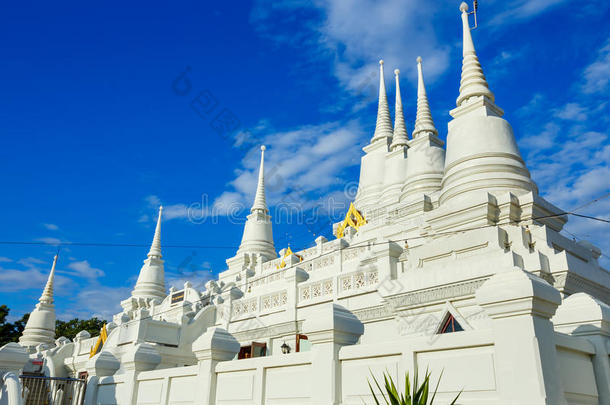 白色的佛教的塔和多重的塔尖在W在阿索卡拉姆圣殿骑士