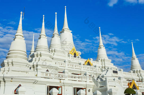白色的佛教的塔和多重的塔尖在W在阿索卡拉姆圣殿骑士