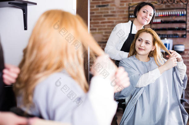 高兴的女人下决心和硕士怎样向将切开头发