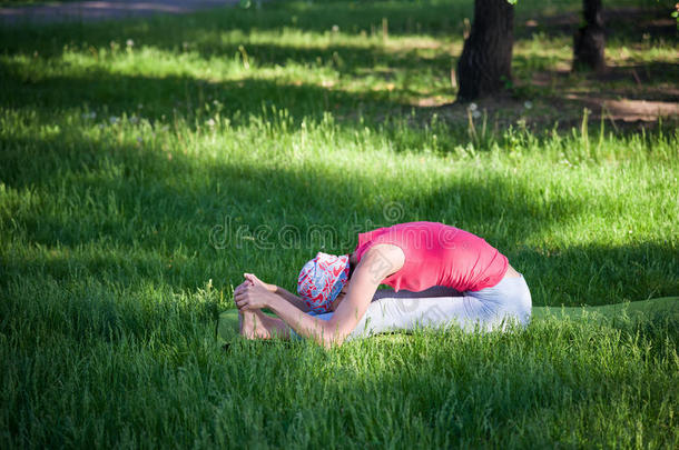 灵活的年幼的女人开业的瑜伽和体操采用指已提到的人公园.