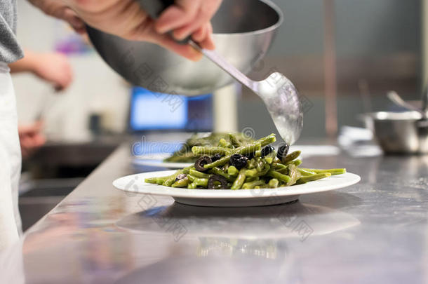 厨师服务新鲜的绿色的<strong>豆沙</strong>拉从一碗