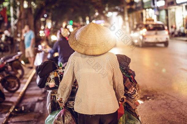 越南人大街沿街叫卖者在的时候夜时间