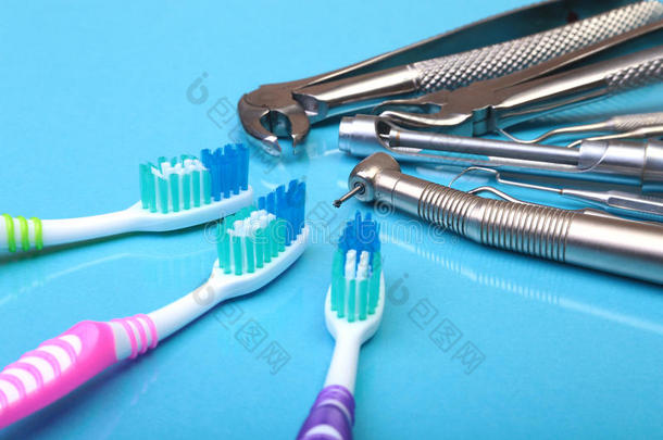 牙齿的关心牙刷和牙科医生工具向镜子背景.