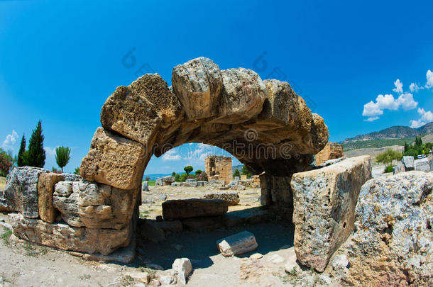 毁坏和老的建筑物采用耶拉波利斯古代的城市邻近的向英语字母表的第13个字母