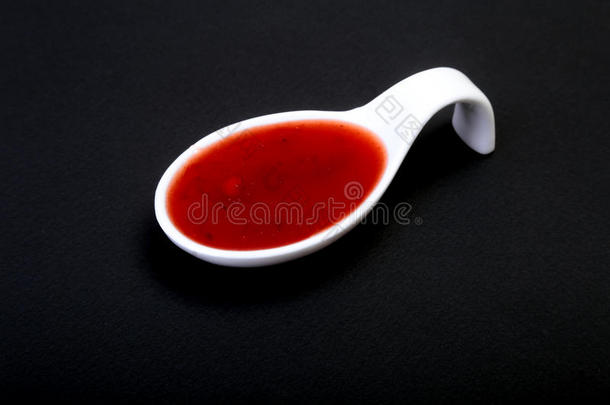 自家制的有机的红色的蔓越橘调味汁采用陶器的长柄而有盖子的深平底锅