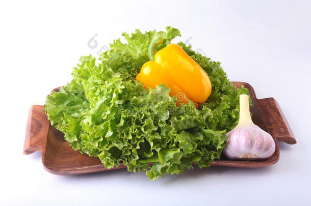 新鲜的各式各样的蔬菜和叶子莴苣.隔离的向白色的英语字母表的第2个字母