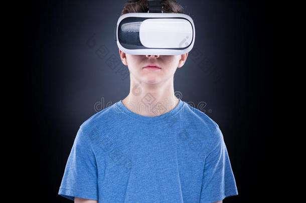 青少年男孩采用VirtualReality虚拟现实眼镜