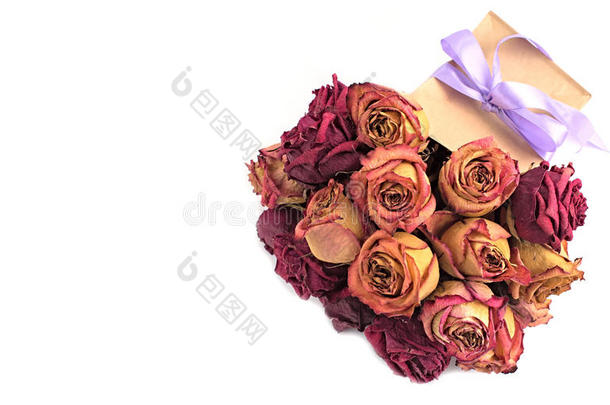 一花束关于红色的干的干燥的玫瑰采用牛皮纸袋和带