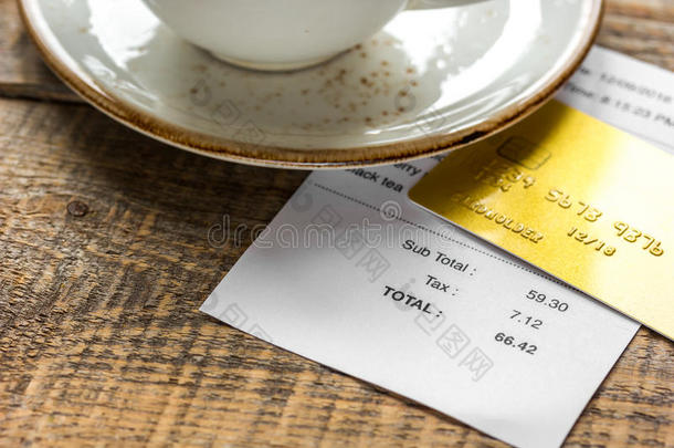 饭店账单支付的在旁边信誉卡片为咖啡豆向木制的表