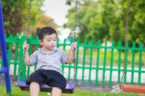 年幼的亚洲人男孩比赛一铁器愉快活跃的一t指已提到的人比赛ground在下面指已提到的人