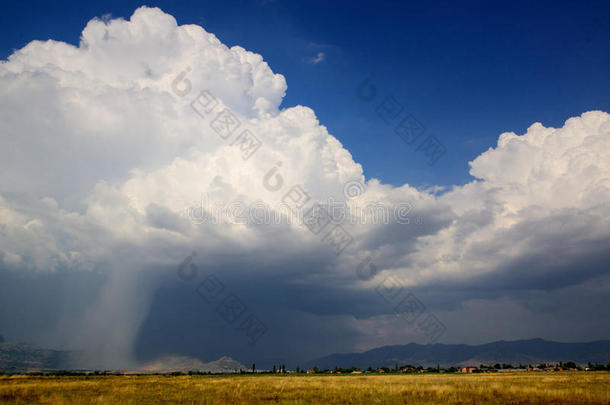 <strong>雷电</strong>交加的暴风雨云和落<strong>下雨</strong>