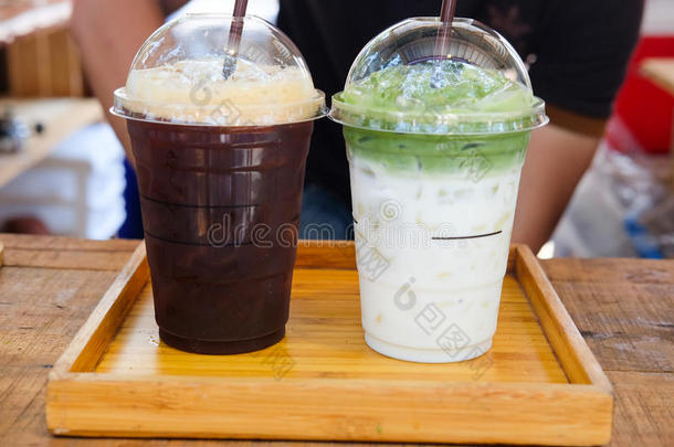 冰冷的黑的咖啡豆美式咖啡和冰冷的绿色的茶水拿铁咖啡