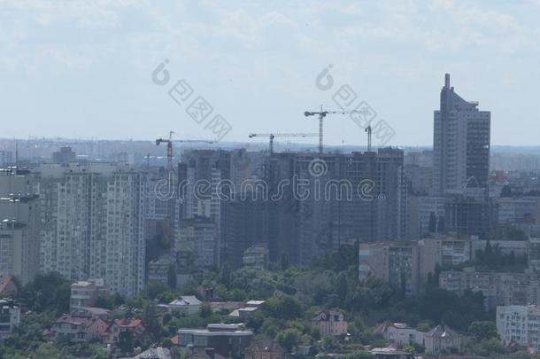 建筑物吊车和建筑物在下面建筑物反对蓝色天