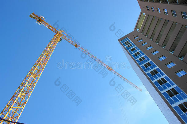 建筑物塔吊车和新的建筑物越过蓝色天后台