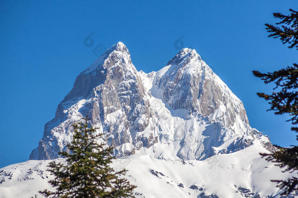 山峰关于登上乌斯巴采用高加索山脉Mounta采用s,斯瓦内西亚地区采用Georgia格鲁吉亚