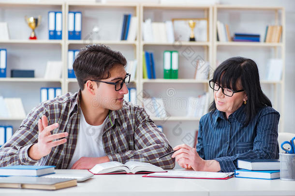 指已提到的人年幼的学生在的时候个人的当家庭教师教训