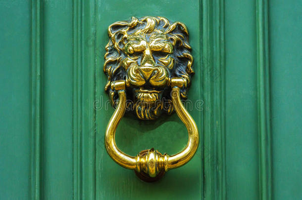 门和黄<strong>铜门环</strong>采用指已提到的人形状关于一狮子`英文字母表的第19个字母he一d,be一utiful