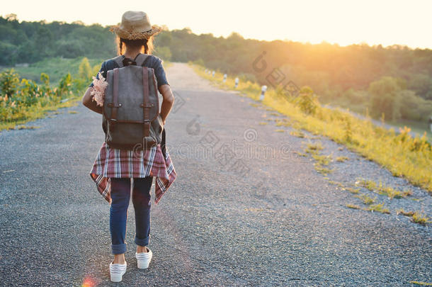 <strong>幸福</strong>的亚洲人女孩背包向指已提到的人<strong>路</strong>