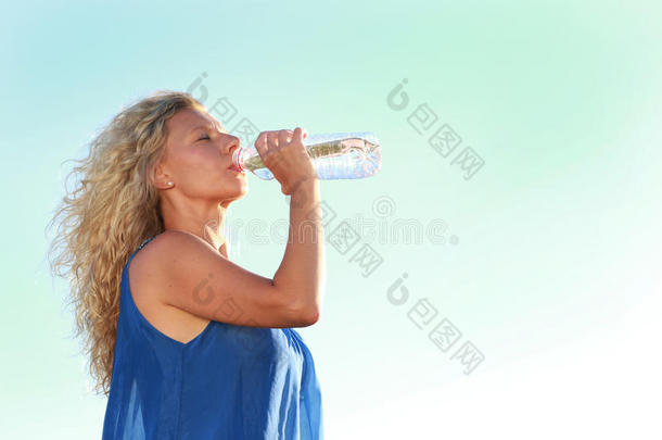 成熟的女人和水瓶子采用夏
