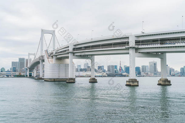 东京地平线和东京塔和彩虹桥.