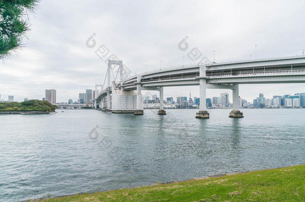 东京地平线和东京塔和彩虹桥.
